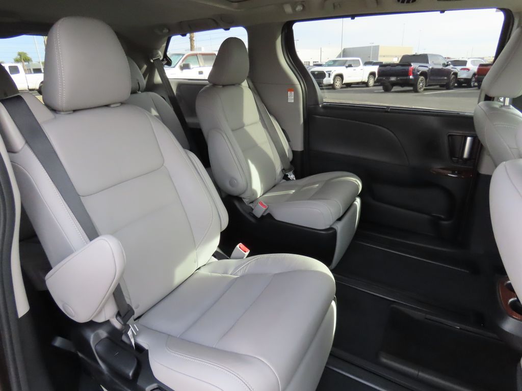 2019 Toyota Sienna SE Premium 22