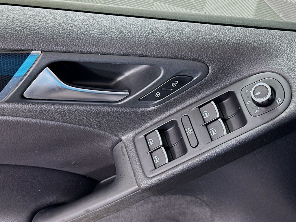 Thumbnail: 2013 Volkswagen Golf - 17