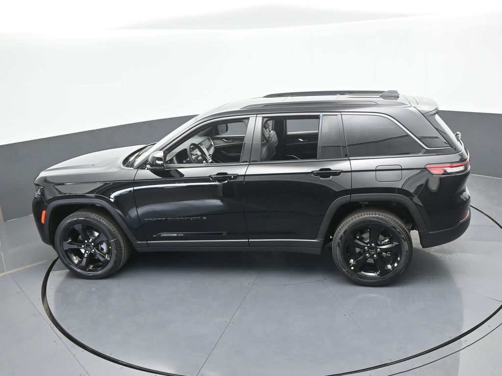 New 2026 Diamond Black Crystal Pearlcoat Jeep Limited image 43