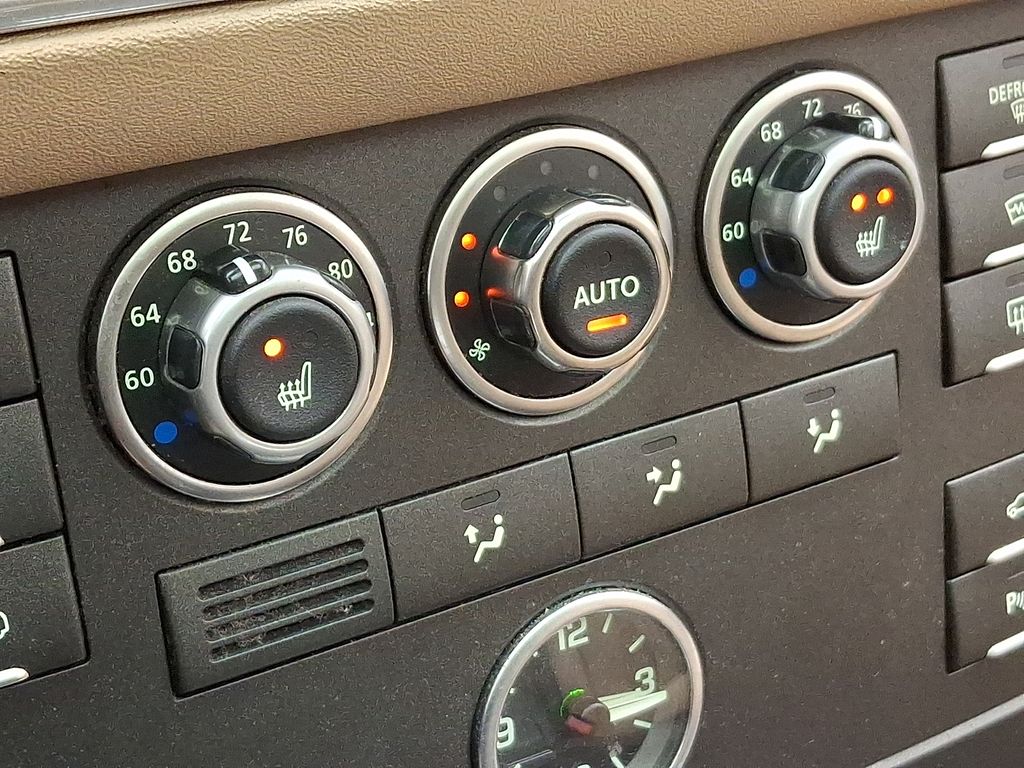 Thumbnail: 2011 Land Rover Range Rover - 17