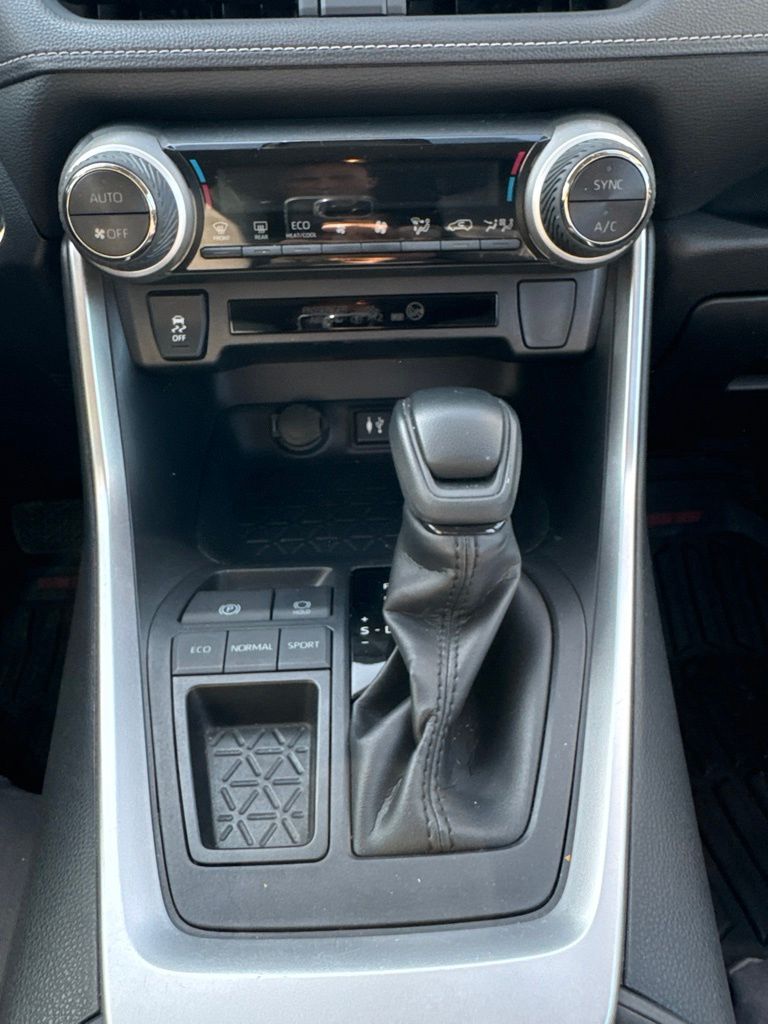 Thumbnail: 2019 Toyota RAV4 - 14