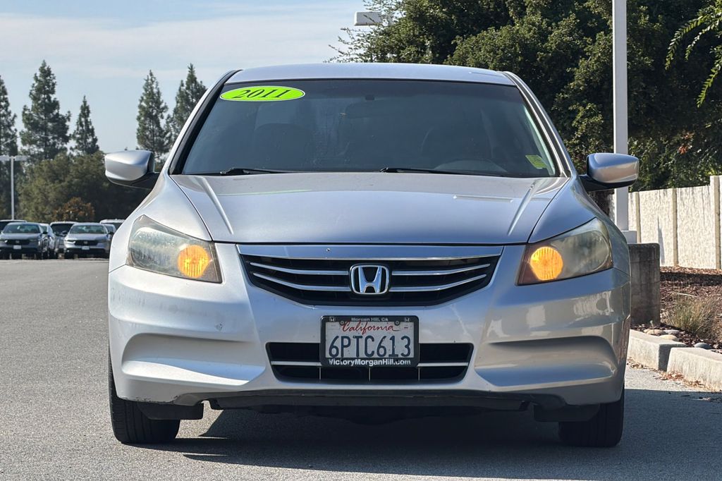 Used 2011 Alabaster Silver Metallic Honda SE image 9