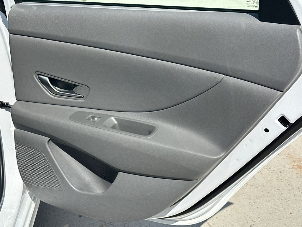 Used 2025 White Hyundai SEL Sport image 16