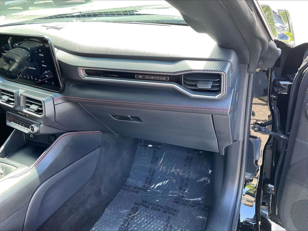 2025 Ford Mustang — photo 13