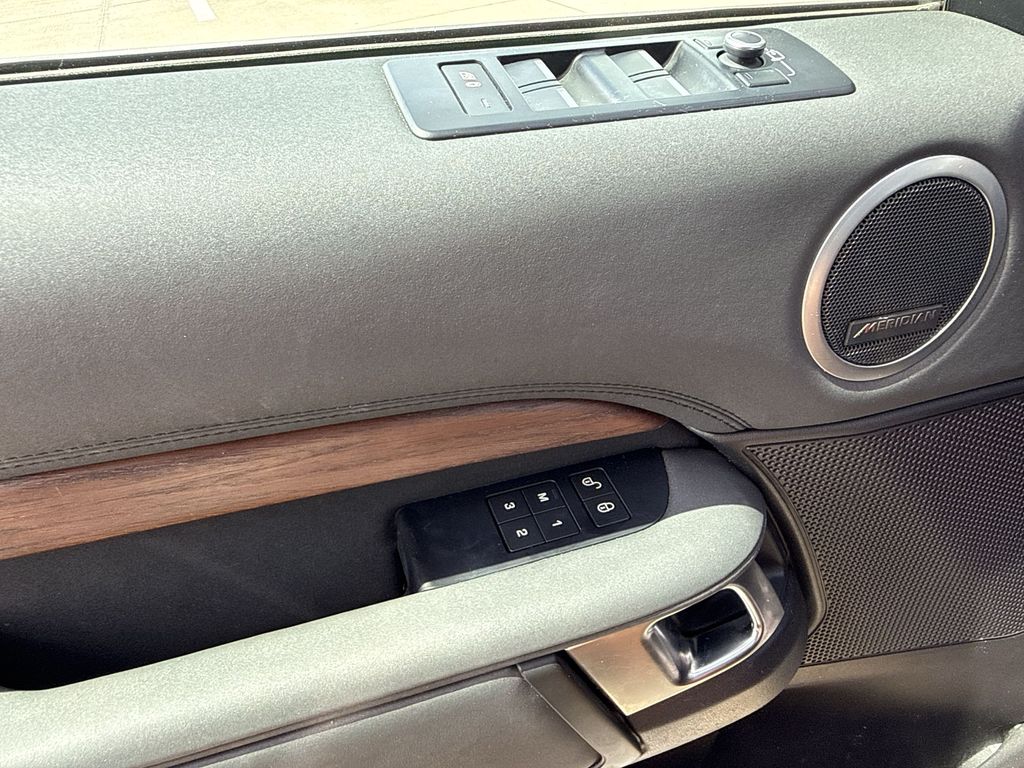 Thumbnail: 2018 Land Rover Discovery - 29