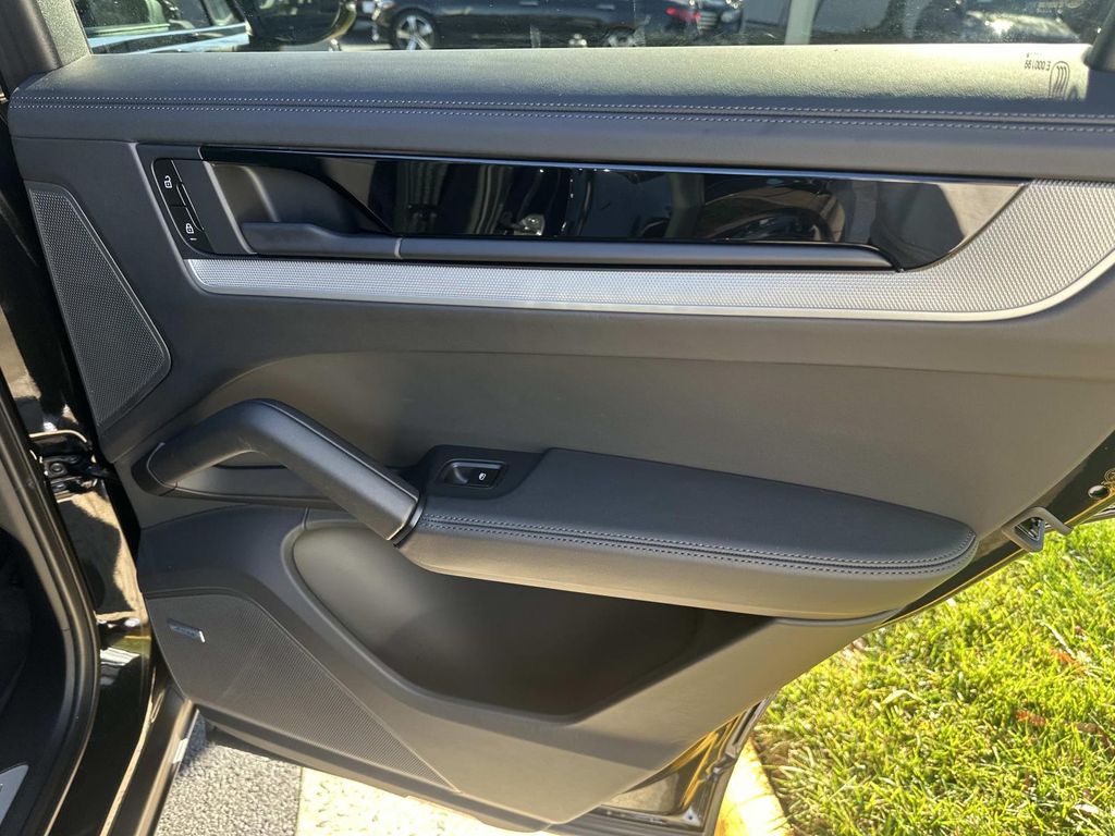 Thumbnail: 2025 Porsche  - 24