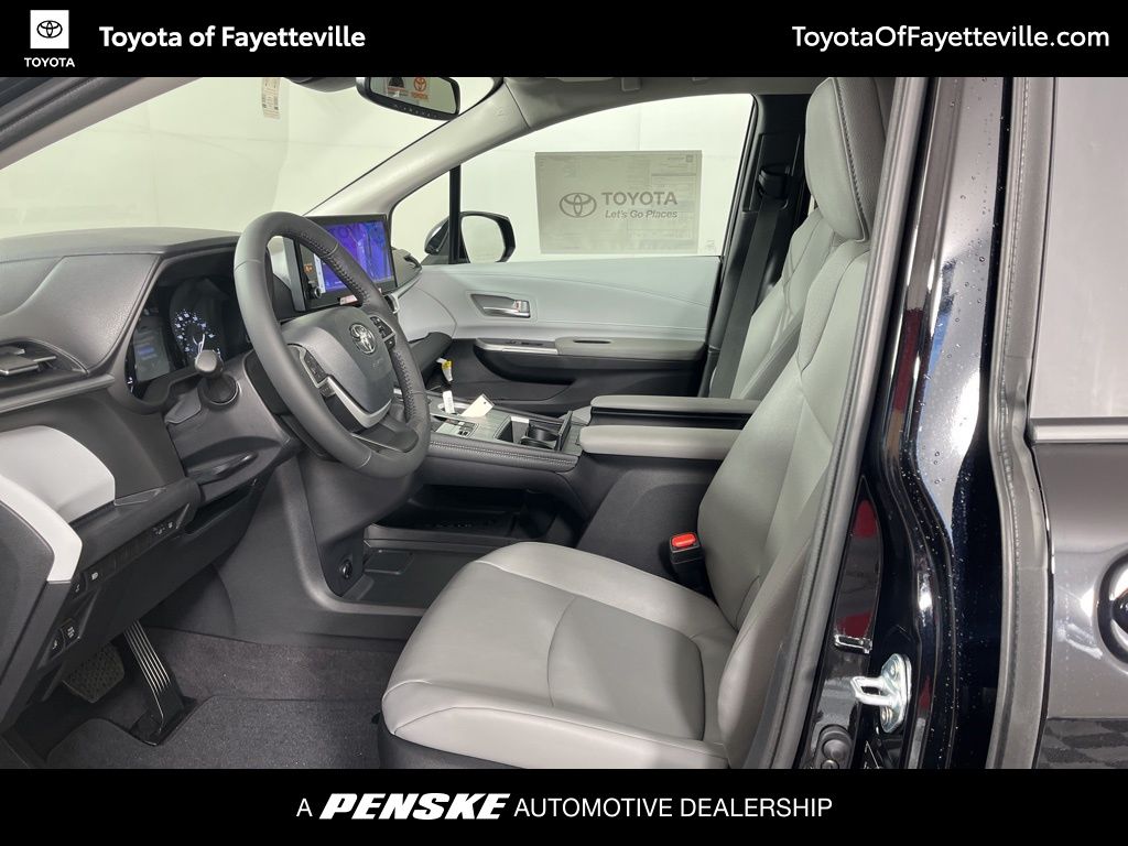 2025 Toyota Sienna XLE 23