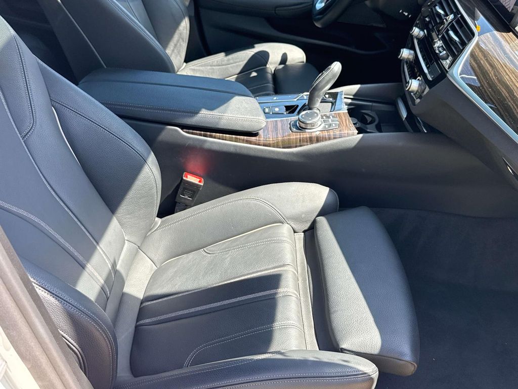 Thumbnail: 2022 BMW 5 Series - 20