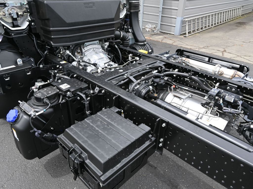 2024 Isuzu NPR HD 