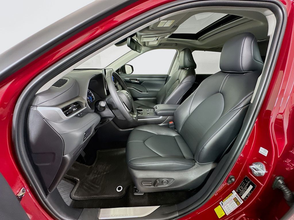 Thumbnail: 2026 Toyota Highlander - 21