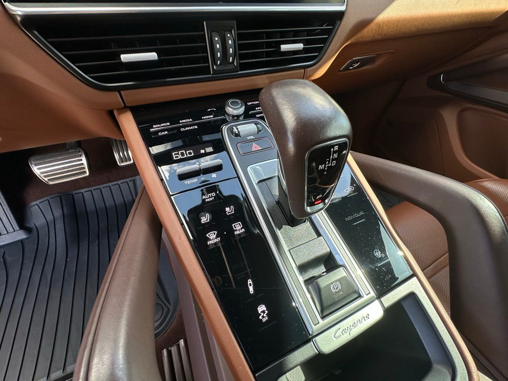 Thumbnail: 2022 Porsche Cayenne - 24