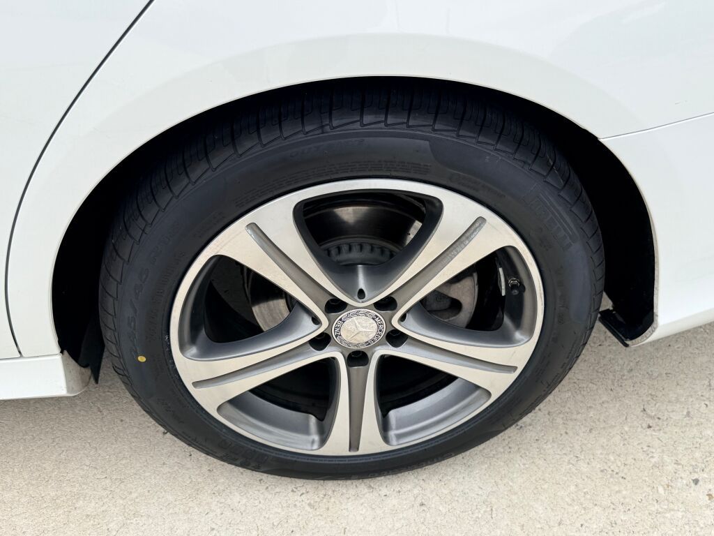 Thumbnail: 2017 Mercedes-Benz E-Class - 9