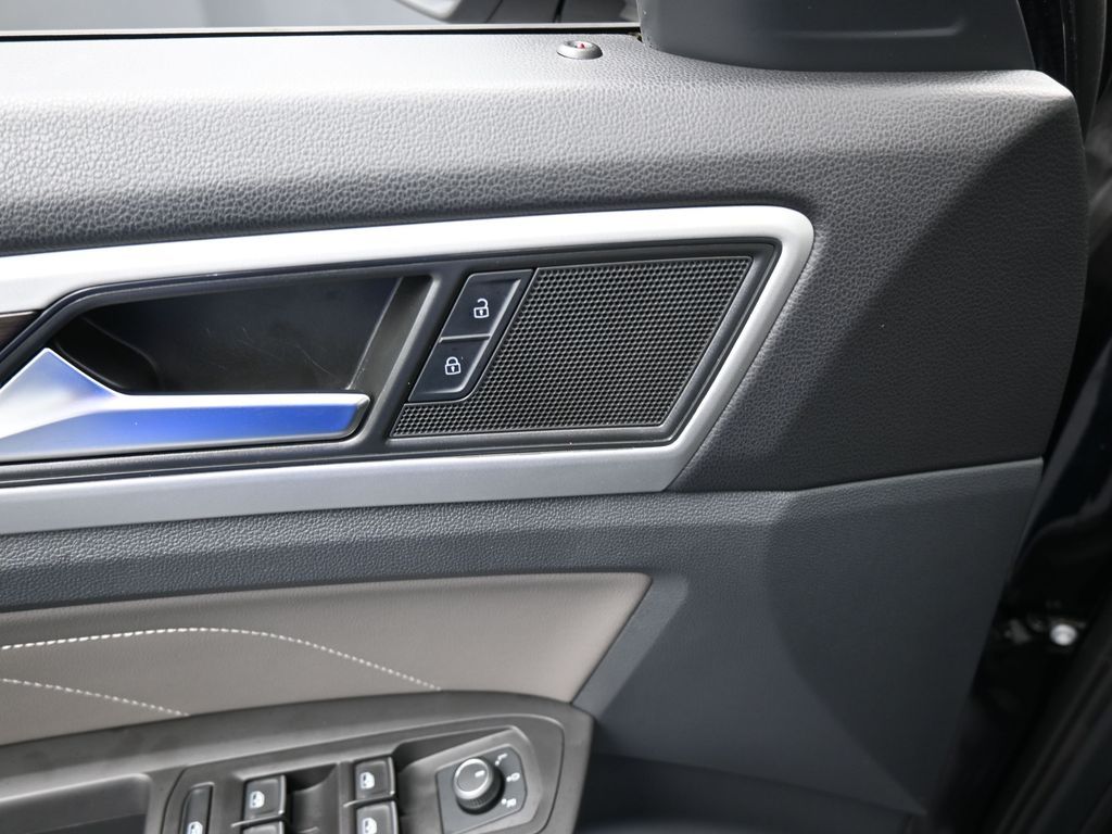 Used 2022 Deep Black Volkswagen 2.0T SE image 14