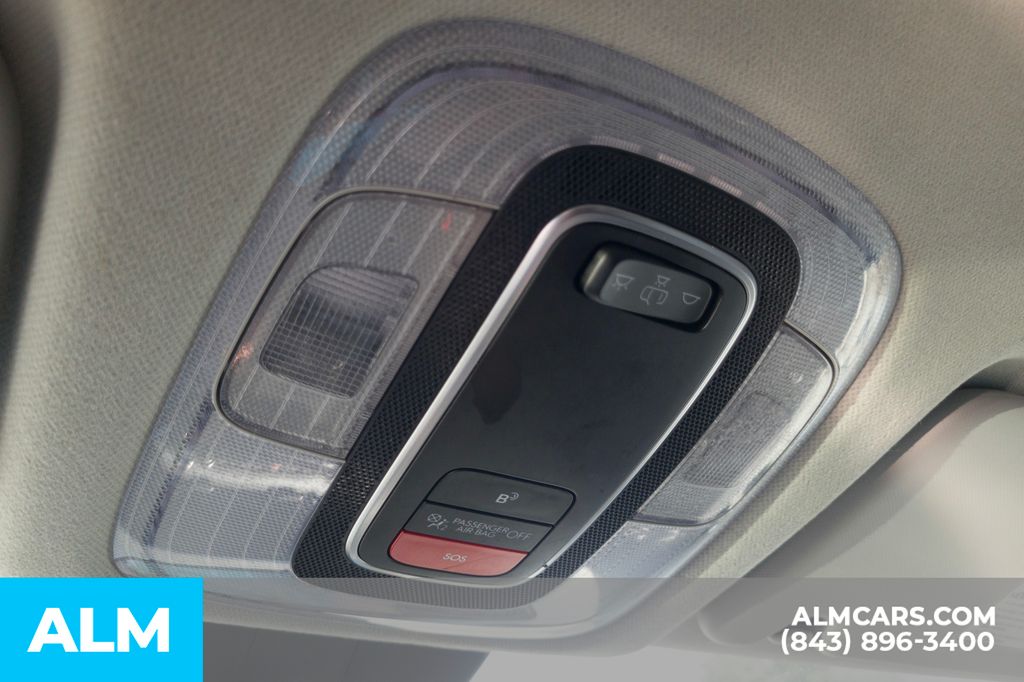Used 2025 White Hyundai SEL image 17