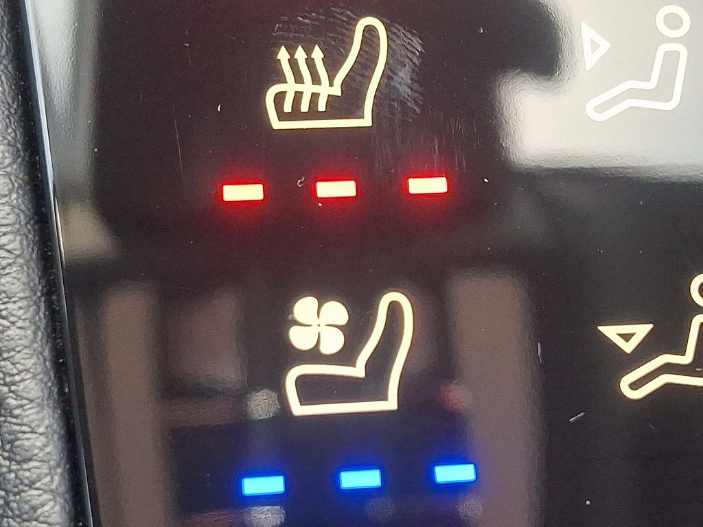 Thumbnail: 2023 Porsche Macan - 25