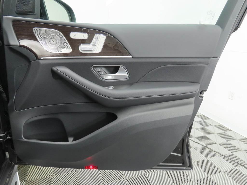 Thumbnail: 2025 Mercedes-Benz GLS - 26