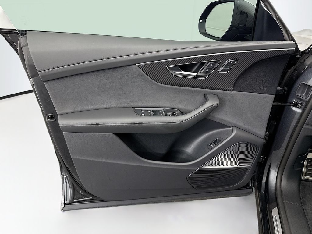 Thumbnail: 2025 Audi RS Q8 - 23