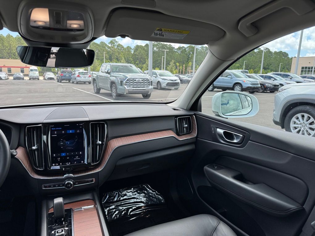 2023 Volvo XC60 B5 Plus photo 24