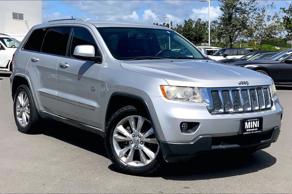 Bright Silver Metallic Clearcoat 2011 Jeep Grand Cherokee Laredo SUV / Crossover 4X2 5-Speed Automatic