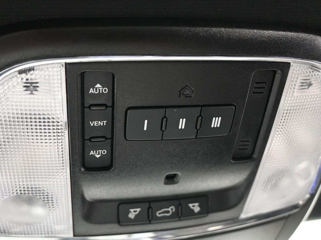 Used 2020 Diamond Black Crystal Pearlcoat Jeep Altitude image 29