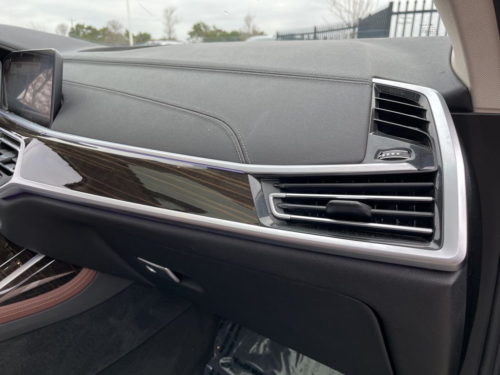 Thumbnail: 2022 BMW X7 - 32