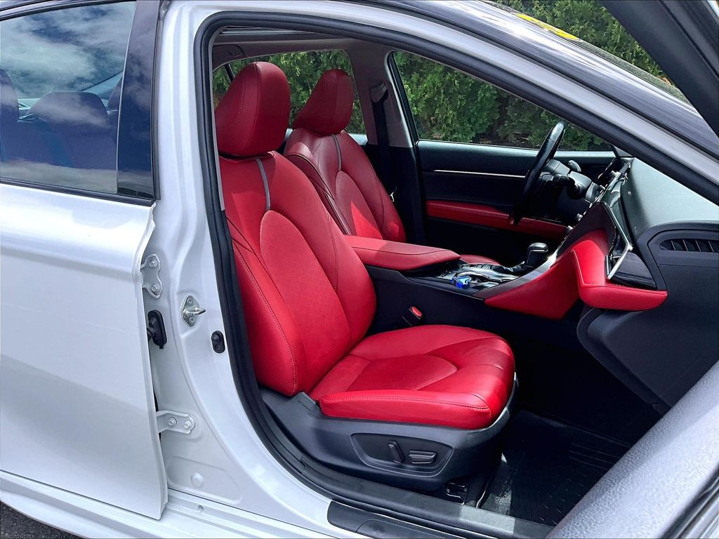2018 Toyota Camry — photo 11