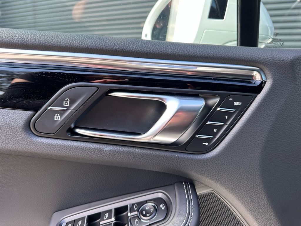 Thumbnail: 2026 Porsche Macan - 20