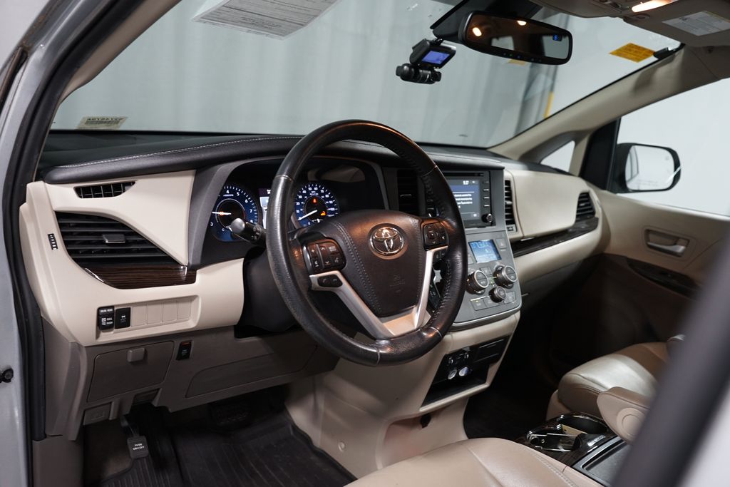 Thumbnail: 2020 Toyota Sienna - 7