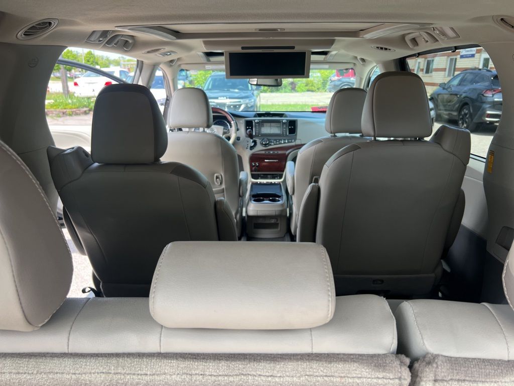 2014 Toyota Sienna XLE 7-Passenger Auto Access Se photo