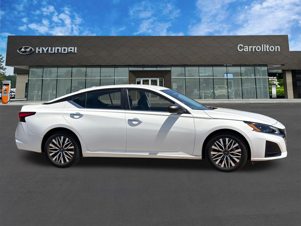 Used 2025 White Nissan 2.5 SV image 4