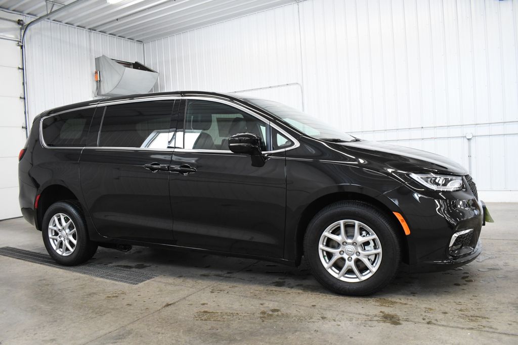 Used 2026 Black Chrysler Select image 13