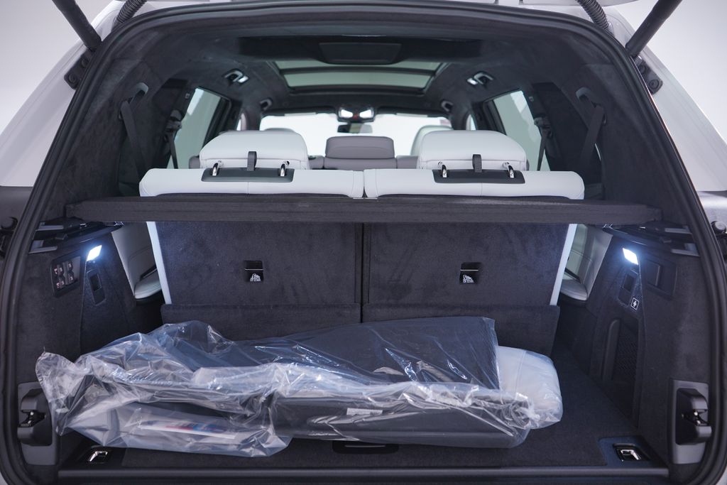 Thumbnail: 2026 BMW X7 - 14