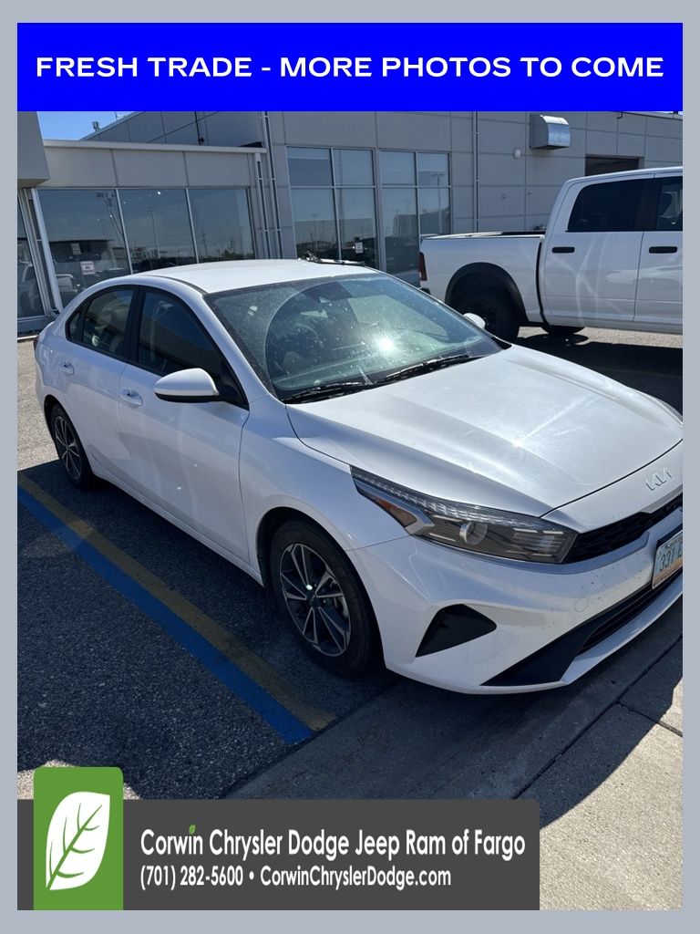 Snow White Pearl 2024 Kia Forte Sedan Front-Wheel Drive Continuously Variable Transmission