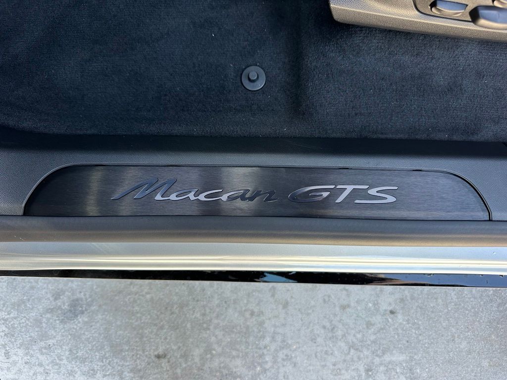 Thumbnail: 2026 Porsche Macan - 19
