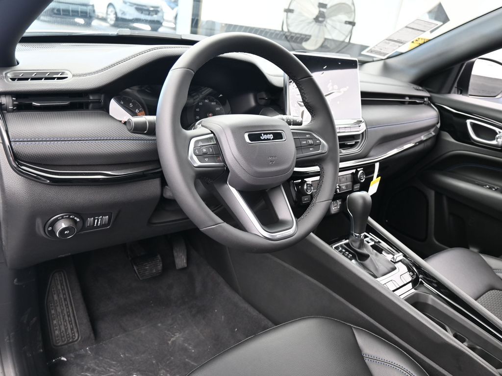 New 2026 Bright White Clearcoat Jeep Latitude image 12