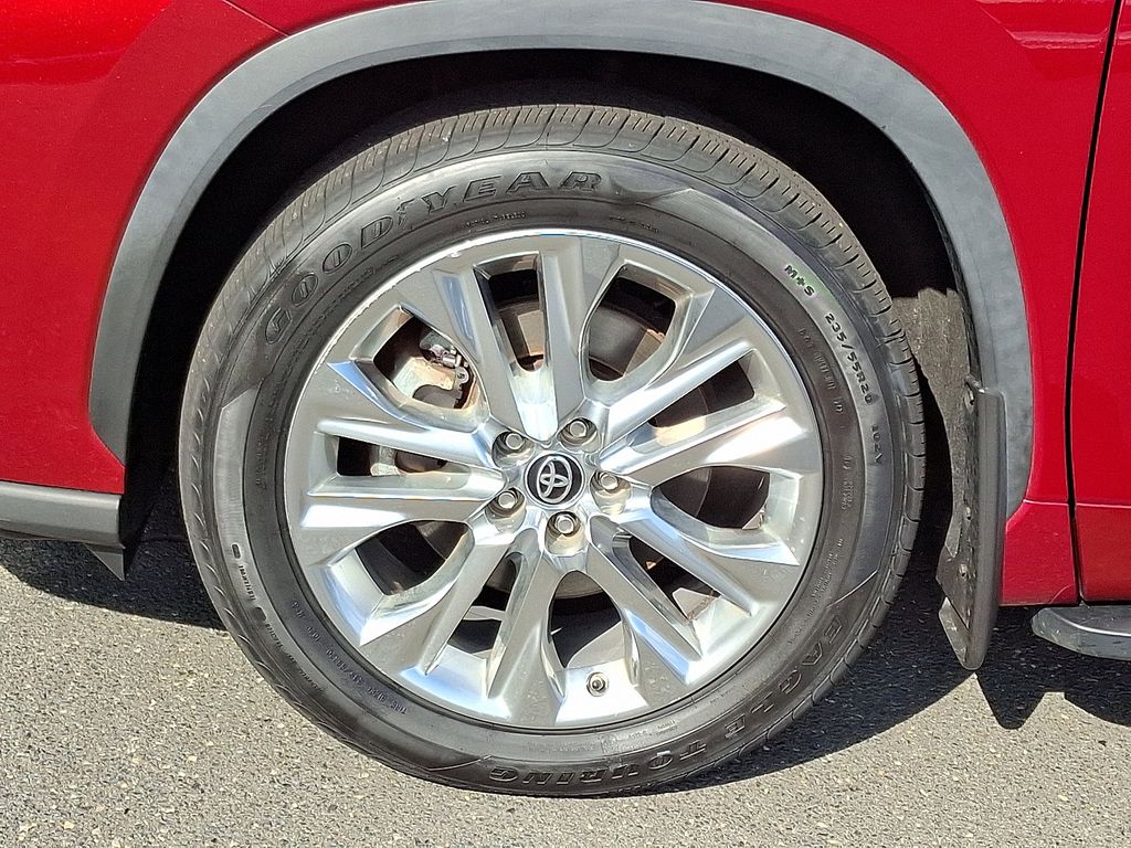 Thumbnail: 2022 Toyota Highlander - 8