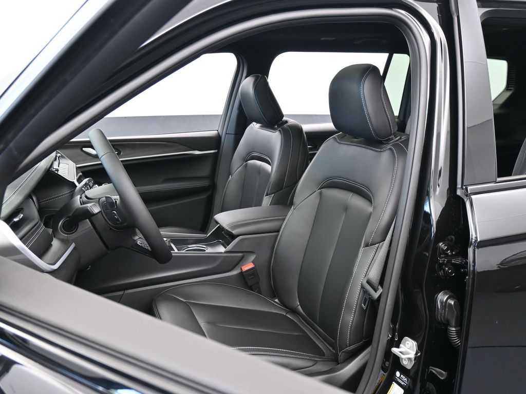 New 2026 Diamond Black Crystal Pearlcoat Jeep Limited image 10