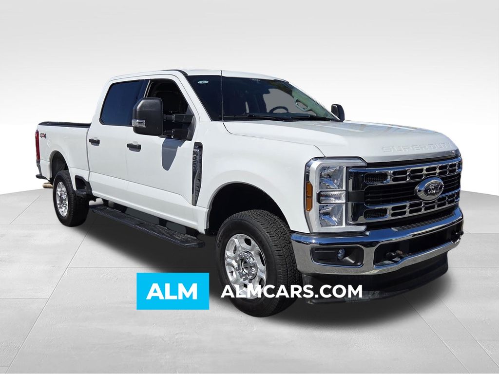 Oxford White 2025 Ford F-250 Super Duty XLT Crew Cab 4WD Pickup Truck Four-Wheel Drive Automatic