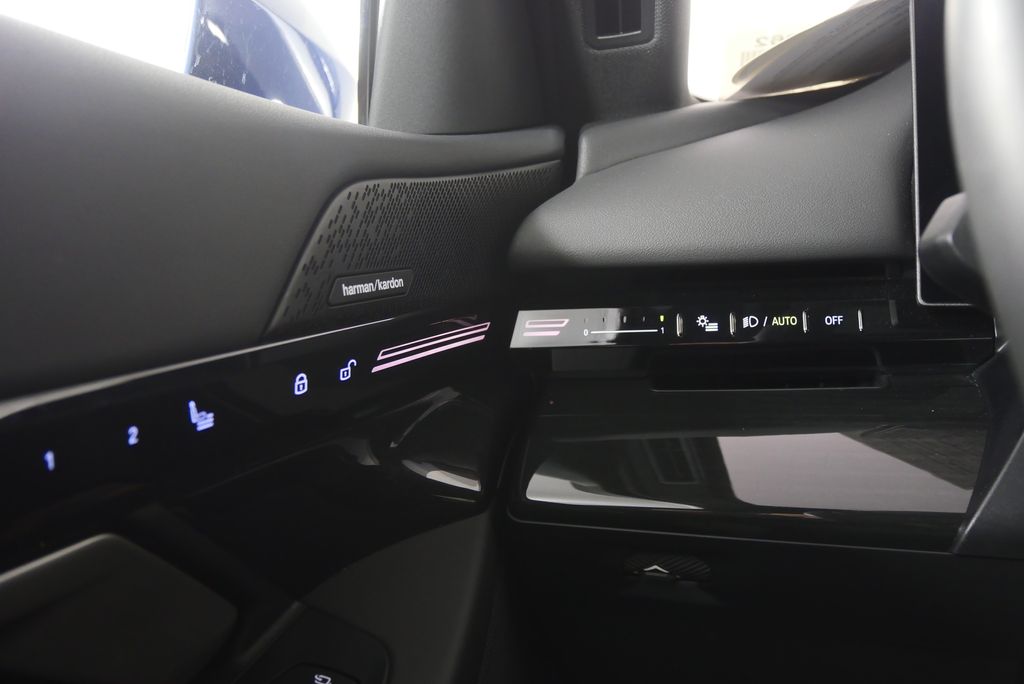 Thumbnail: 2025 BMW 5 Series - 18