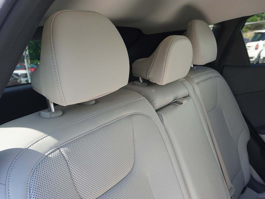 Used 2024 White Kia Wind image 32