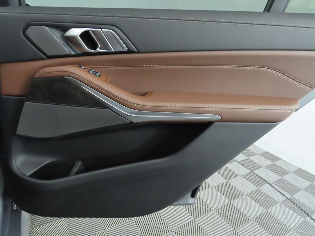2026 BMW X7 M60i 29