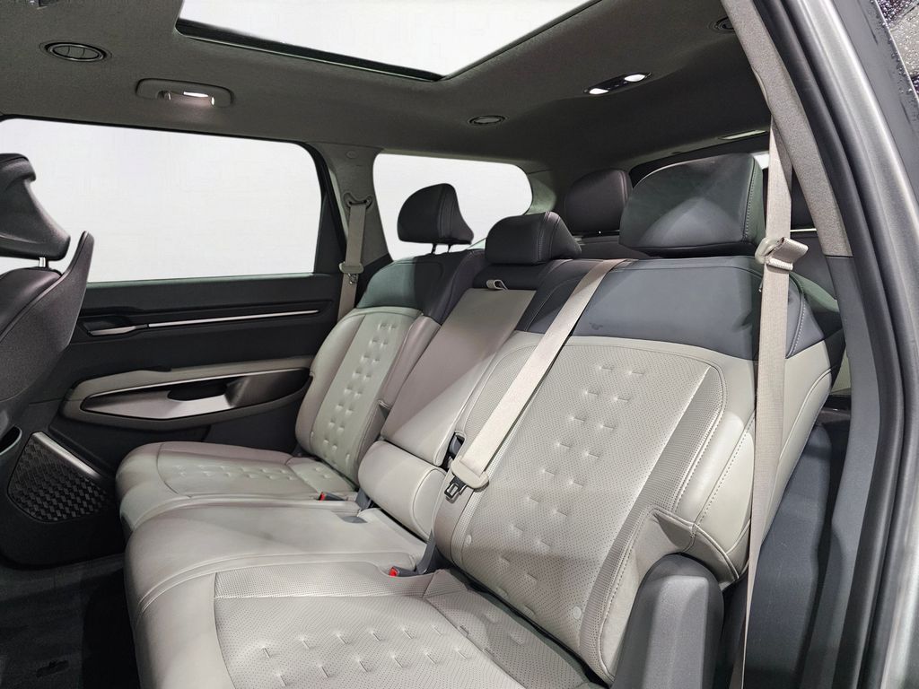 Used 2024 Gray Kia Wind image 17