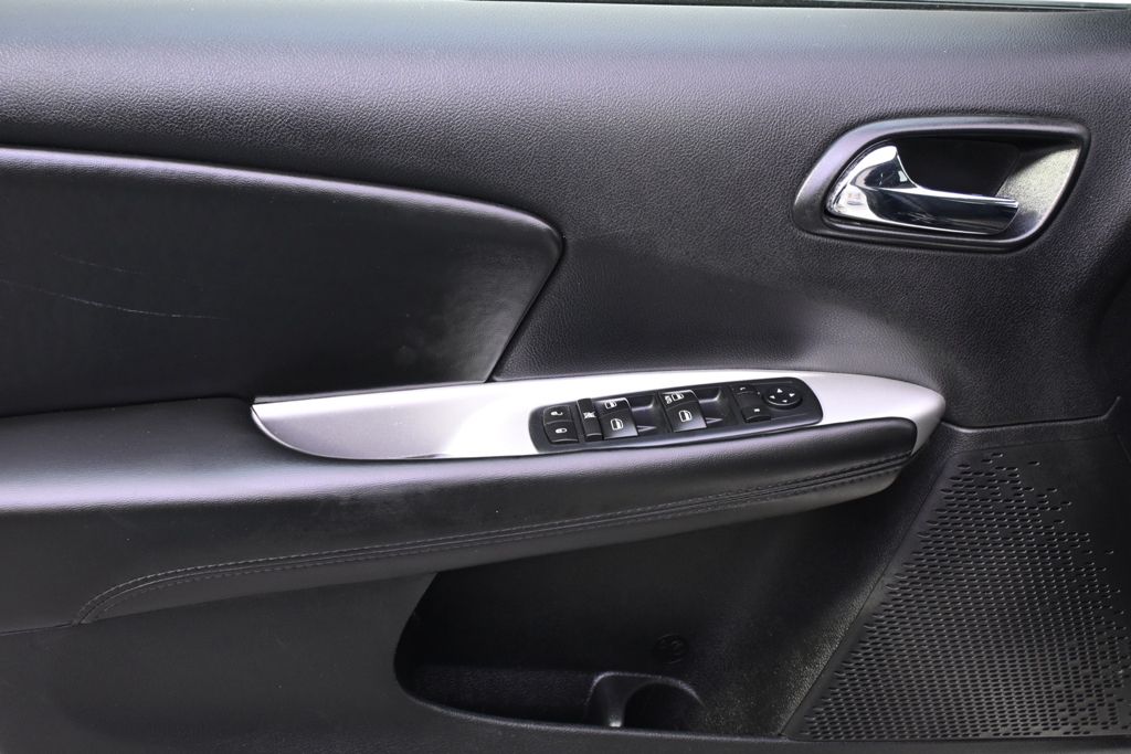 Used 2017 White Dodge SXT image 23