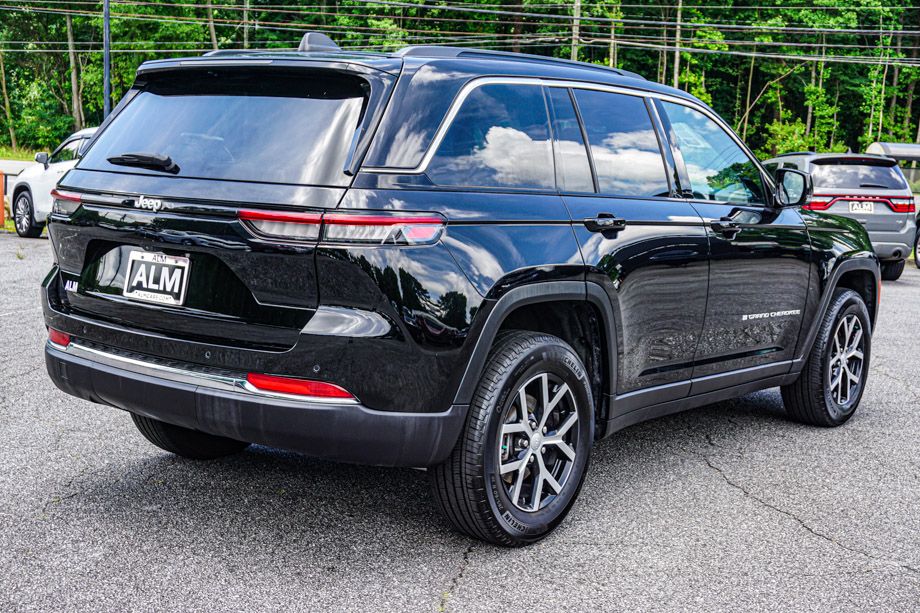 2024 Jeep Grand Cherokee Limited photo 3