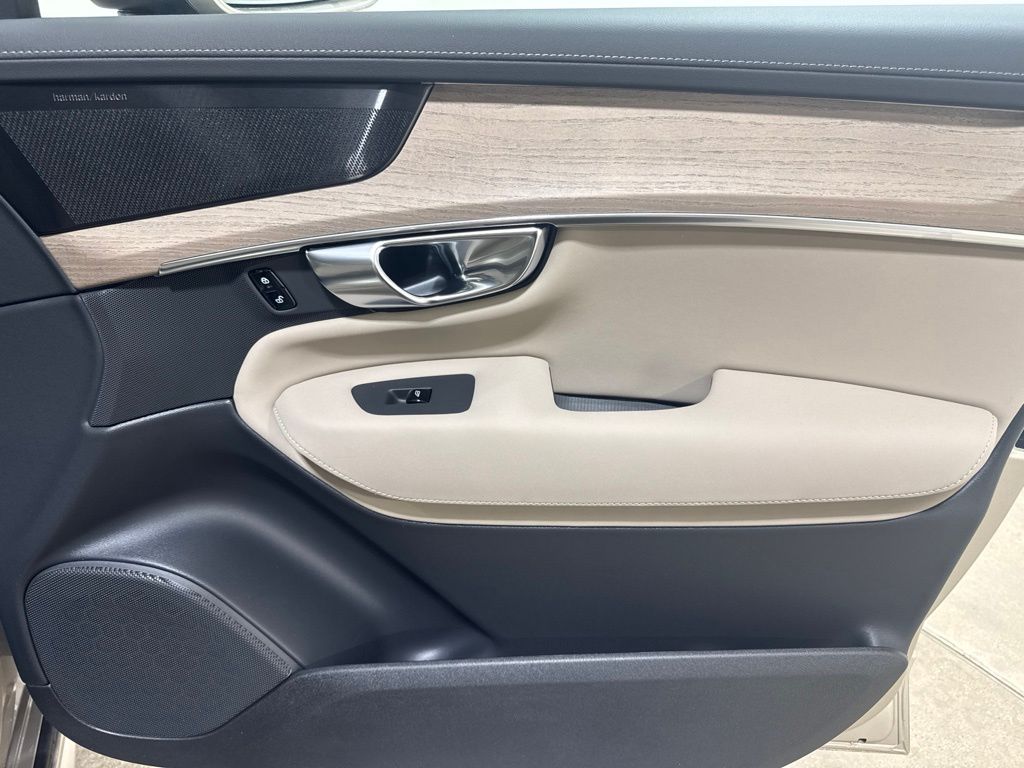 New 2026  Volvo B6 Plus 7-Seater image 27