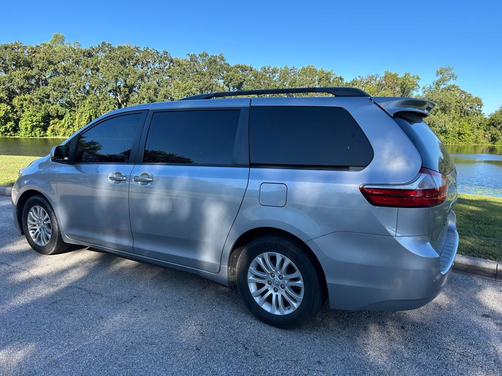 Thumbnail: 2017 Toyota Sienna - 3
