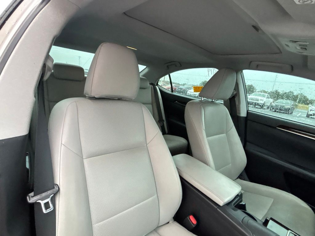 Used 2017 Lexus ES Sedan