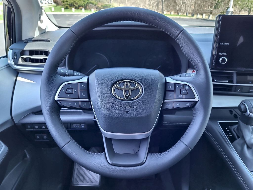 2025 Toyota Sienna XLE 14