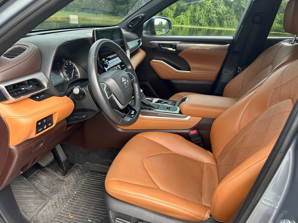 Thumbnail: 2022 Toyota Highlander - 14