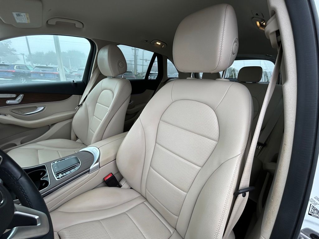 Used 2022  Mercedes-Benz GLC 300 image 17